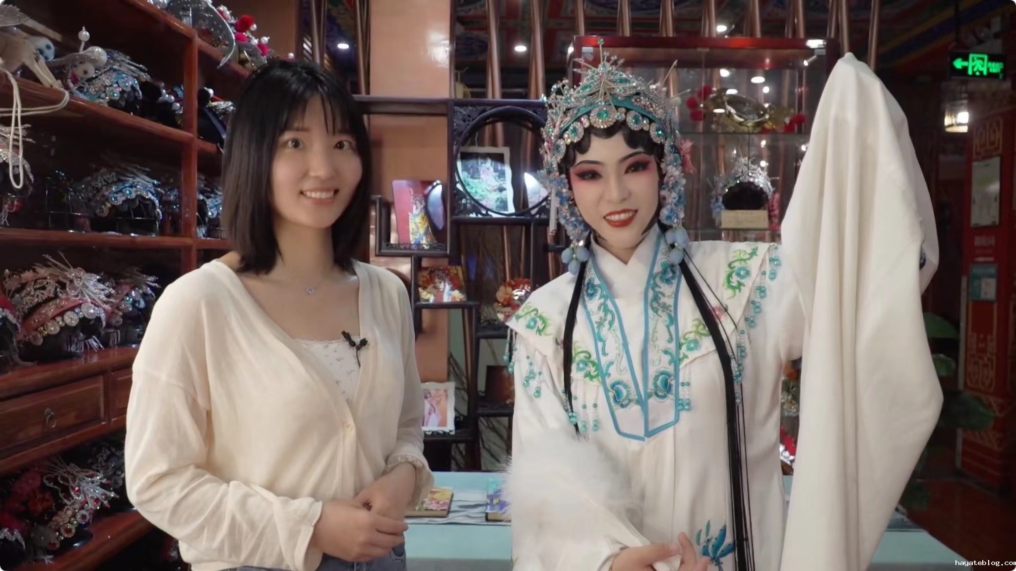 图片6：川剧脸谱化妆师张龄（左）与外景老师司彦.jpeg
