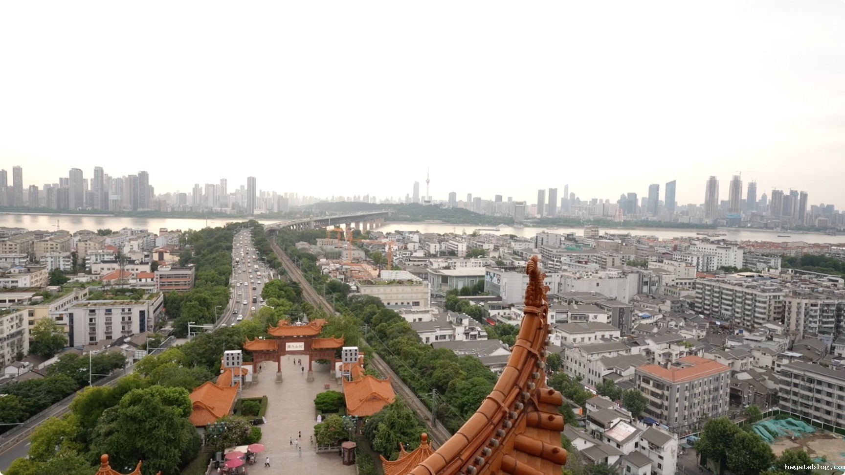 图7：登上黄鹤楼顶.jpeg